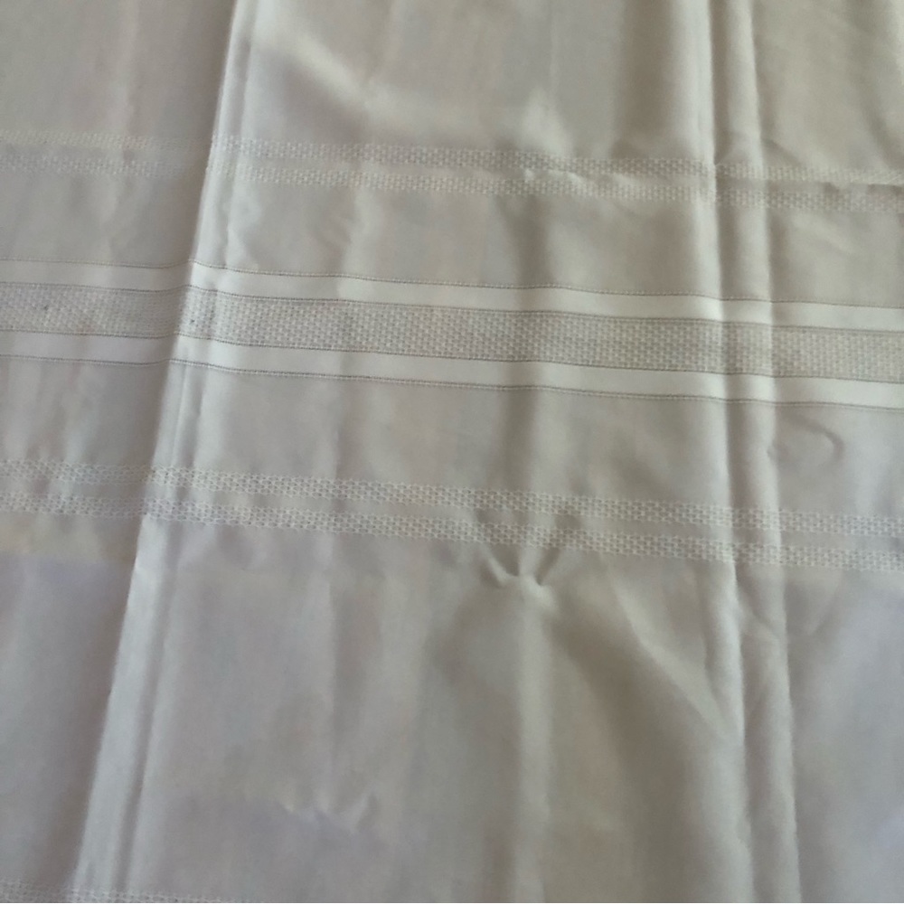 Beautiful Vintage Tablecloth with simple elegant classic raised pattern - Picture 6 of 10